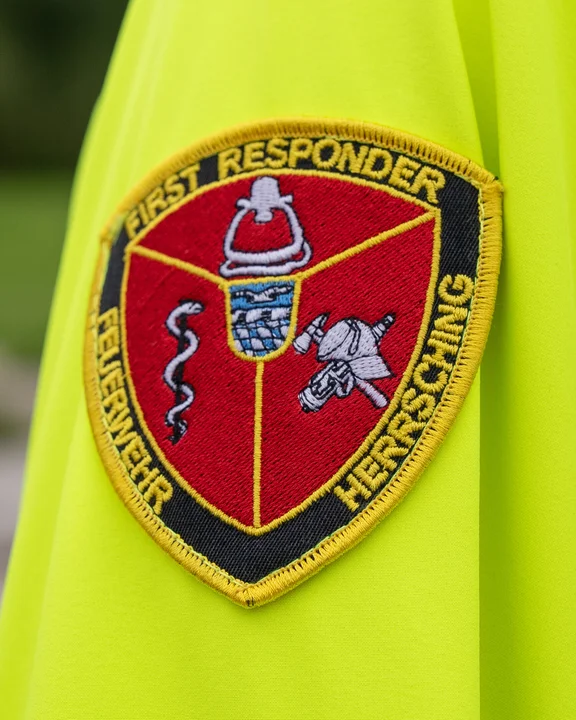 Wappen des First Responder der Feuerwehr Herrsching als Ärmelabzeichen auf Einsatzkleidung