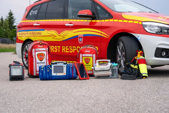 First Responder Einsatzfahrzeug und die auf dem Fahrzeug verladene Ausrüstung